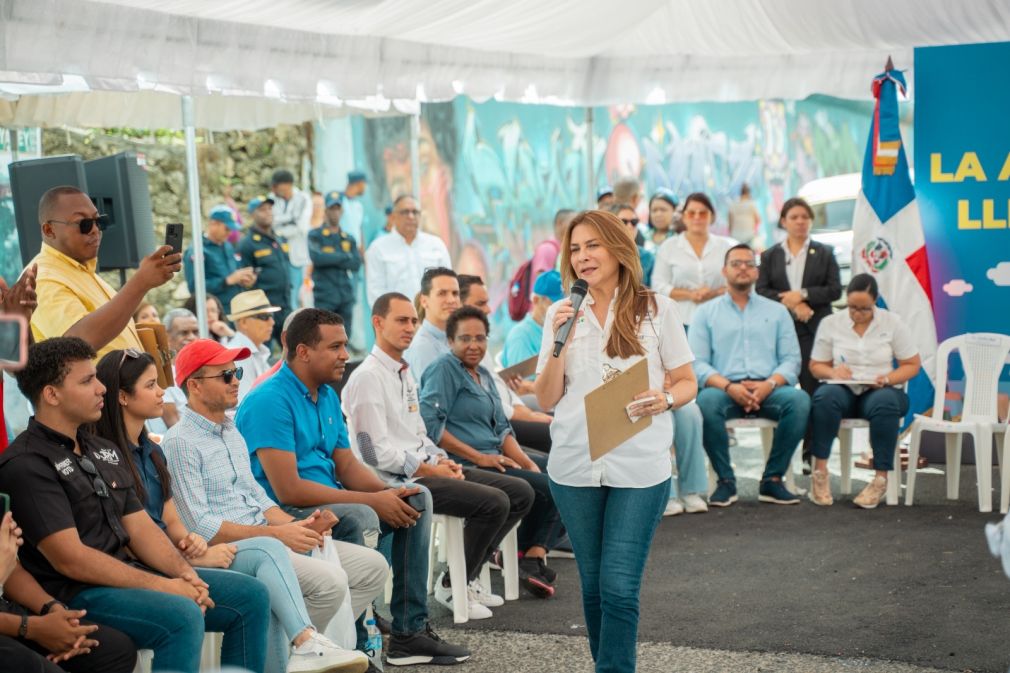 La alcaldesa conversó con los comunitarios de Puerto Isabela en Cristo Rey.