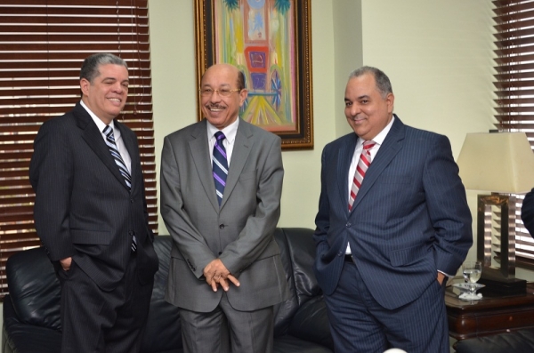 Carlos Amarante Baret, nuevo Presidente del Consejo Directivo del INDOTEL, Juan Temístocles Montás, ministro de Economía, Planificación y Desarrollo y David Pérez Taveras, anterior presidente del Consejo Directivo durante el acto de posesión del recién nombrado funcionario.