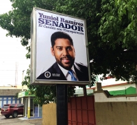 Una de las vallas que afirman se perciben como &quot;magia&quot; porque a este precandidato no lo conoce nadie.