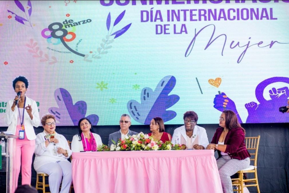 El acto fue organizado por la vicealcaldesa Ángela Henríquez y encabezado por el alcalde Manuel Jiménez. La institución destacó los grandes aportes que en todas las áreas del cabildo realizan las mujeres. 