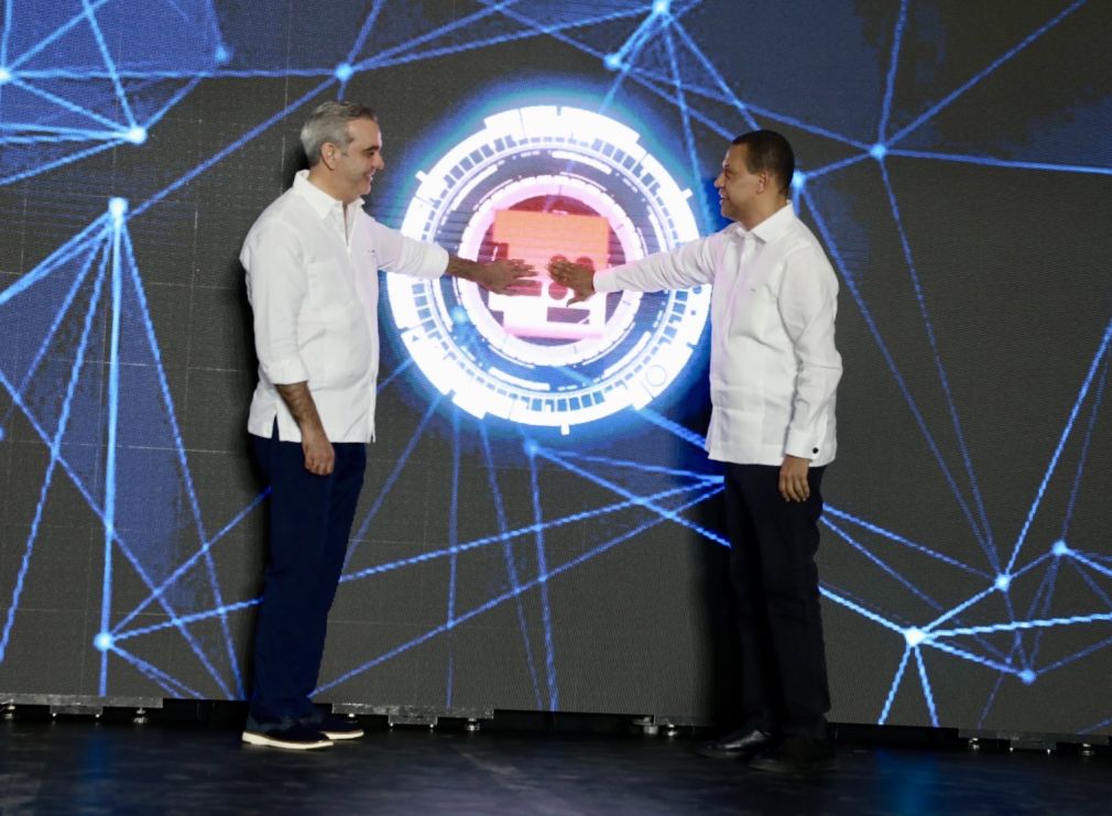 El presidente de la República, Luis Abinader y Guido Gómez Mazara, titular del Indotel, inaugurando el proyecto de conectividad de fibra óptica en la región sur.
