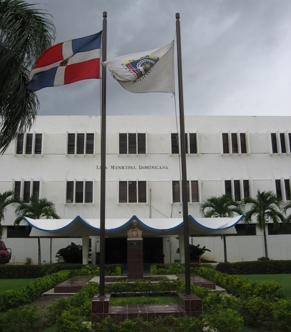 Vista frontal del edificio de la Liga Municipal Dominicana