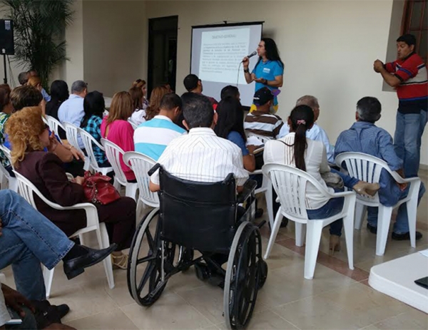 El sociólogo Roldán Marmol, consultor externo para las consultas del Reglamento de la Ley 5-13 se dirige a los participantes en la consulta en la Ciudad de Santiago de los Caballeros.