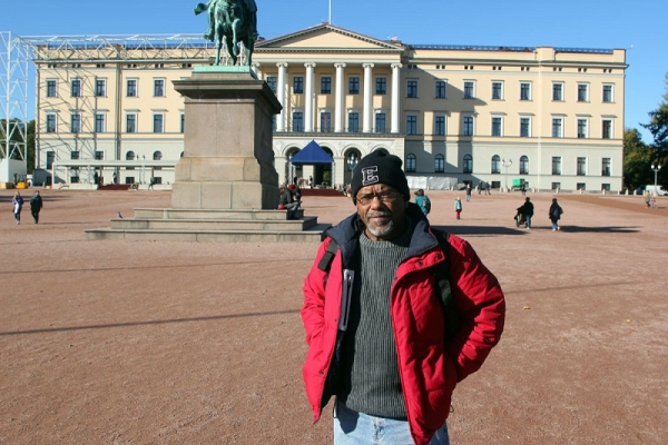 Genris García frente al palacio de gobierno, Oslo, Noruega. 