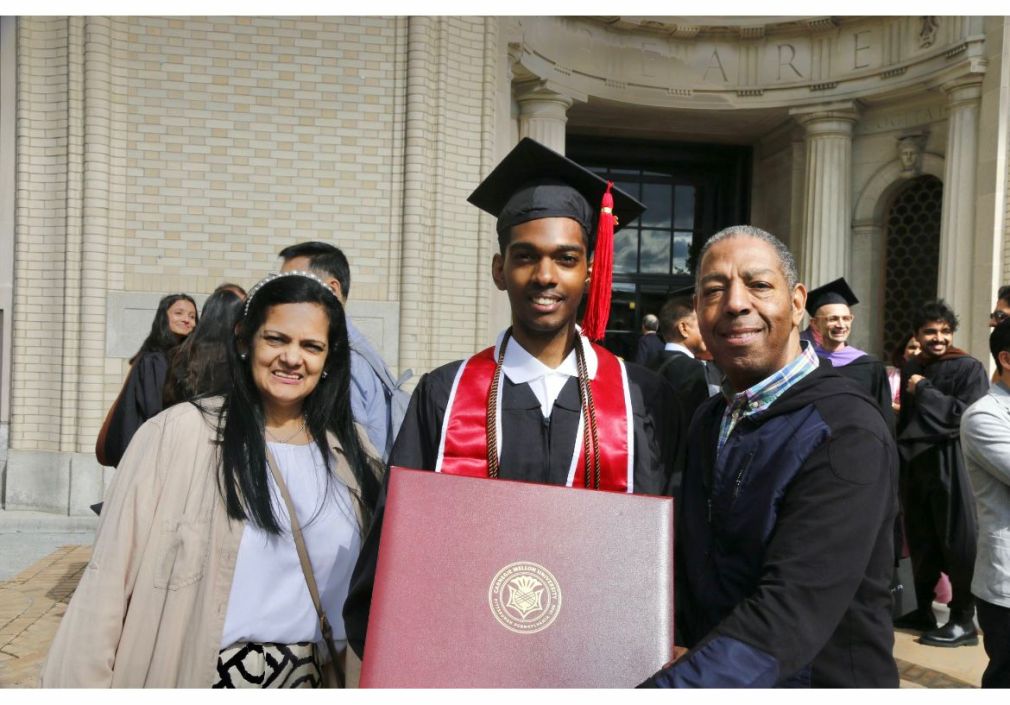 Estudiante David Vargas, junto a sus padres tras ceremonia de graduación.