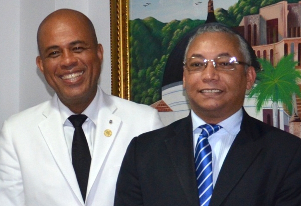 Michel Martelly, presidente de Haiti, posa junto a Wandy Ramírez, secrtario general de la Cámara Suiza en República Dominicana.