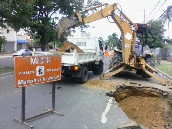 Ministerio de Obras Públicas interviene hundimiento tramo avenida 27 de Febrero en Santiago