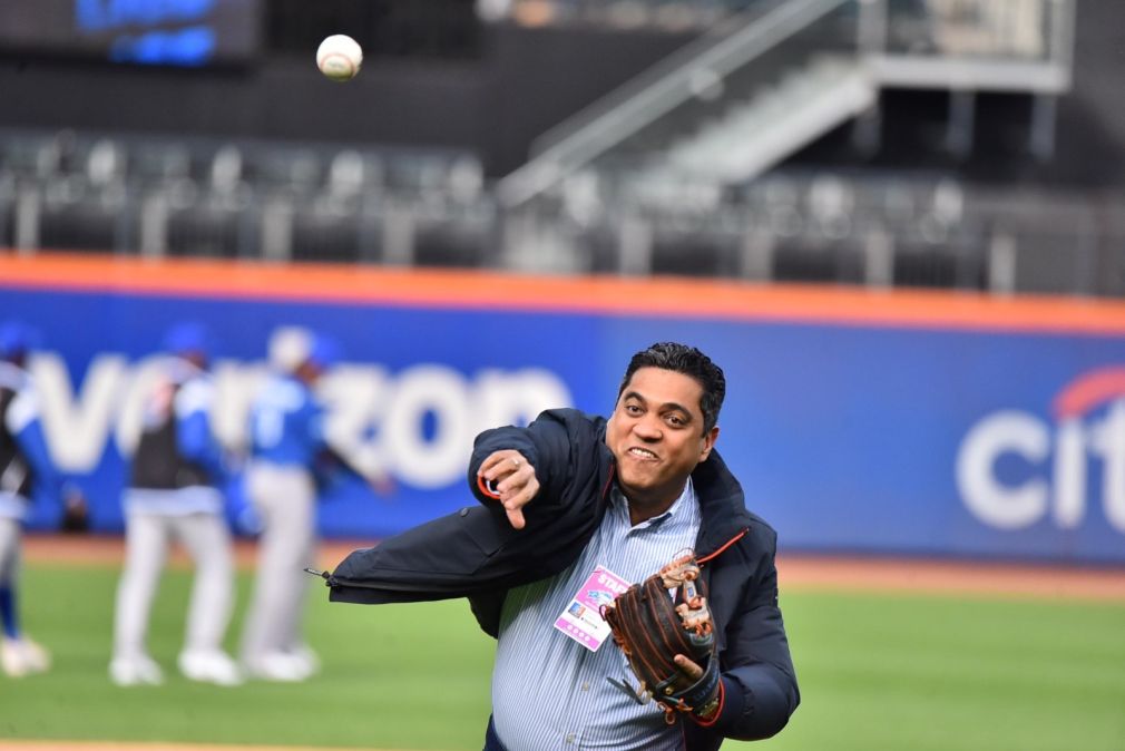 Ministro Kelvin Cruz lanza el pitcheo de honor en Serie de Titanes.
