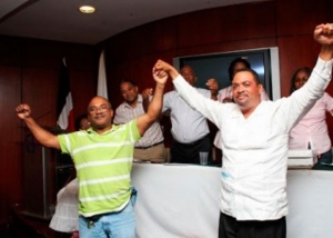 Olivo de León, a la izquierda, y José Beato, a la derecha, son los candidatos del movimiento periodístico Marcelino Vega del CDP y SNTP, a dirigir en las próximas elecciones de los sindicatos periodísticos pautadas para agosto, levantan sus manos en señal de triunfo