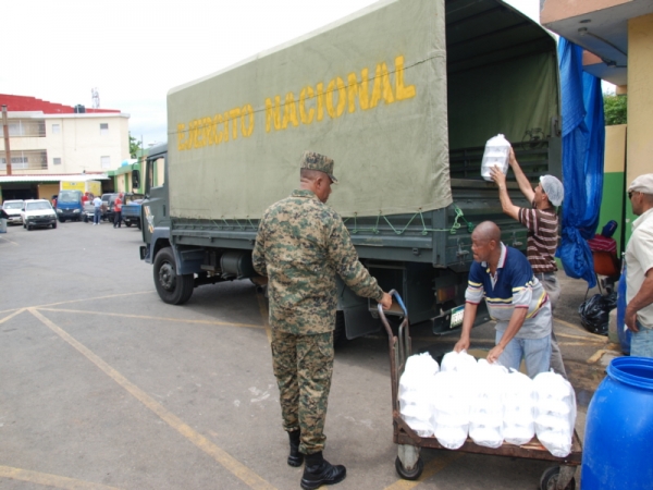 Guardias en las calles son alimentados por los Comedores Económicos