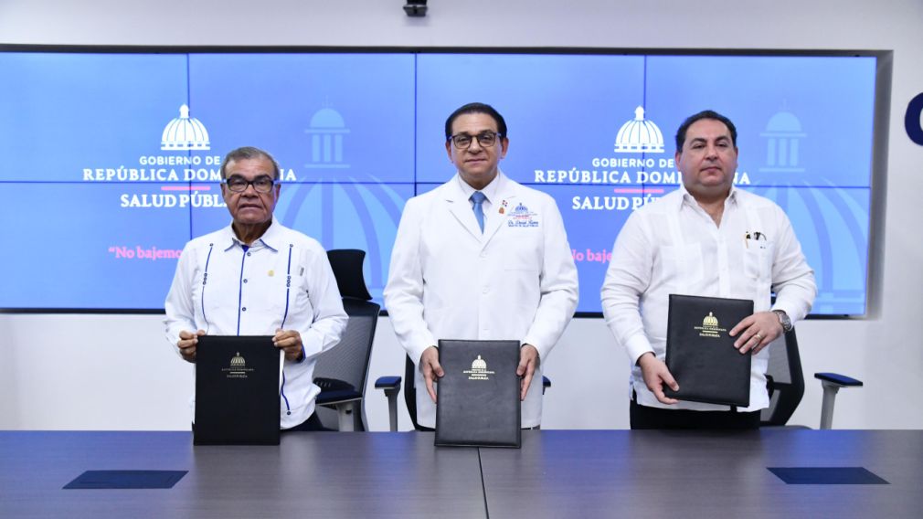 El convenio fue rubricado por Rufino Senén Caba, presidente del CMD, el ministro de Salud Pública, doctor Daniel Rivera, y Mario Lama, director del SNS.
