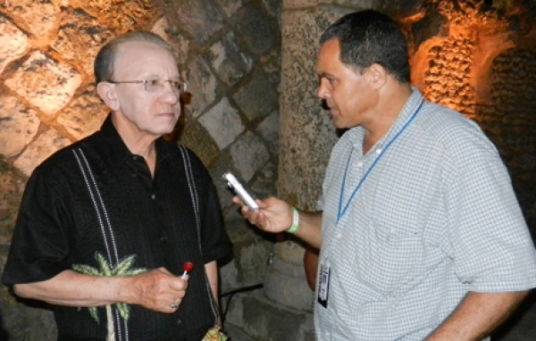 El periodista Sanchito Sánchez entrevista al Senador Amable Aristy.