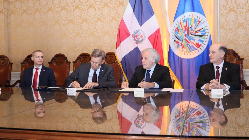 El acuerdo fue firmado entre Roberto Álvarez, ministro de Relaciones Exteriores y Luis Almagro, secretario general de la Organización de los Estados Americanos (OEA).