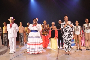 Senia Rodríguez acompañada de parte del elenco del espectáculo Puertas a Emociones, que contó con figuras como Xiomara Fortuna, Marily Gallardo y Jackson Delgado.