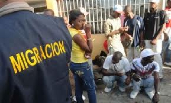 Migración detiene 53 haitianos en el chequeo del Kilometro 15 Azua
