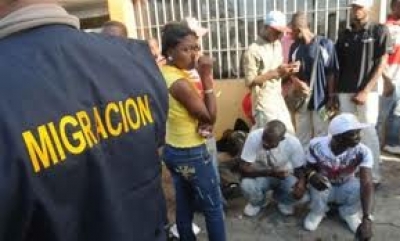 Migración detiene 53 haitianos en el chequeo del Kilometro 15 Azua