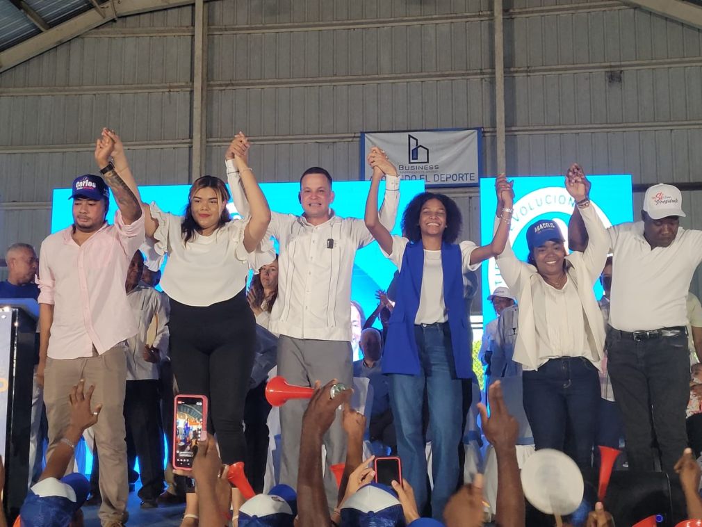 El acto se desarrolló en el salón multiuso de Quisqueya, escenario donde Carlos Melo agradeció a su pueblo natal por el apoyo a su proyecto político.