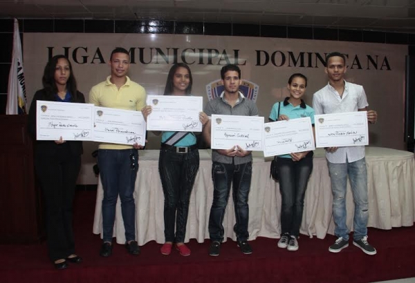 Liga Municipal Dominicana realiza la primera entrega del concurso "Puntos Azules": 