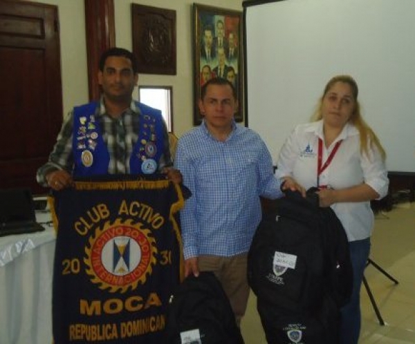 Alcalde de Moca, entrega útiles escolares a instituciones benéficas.