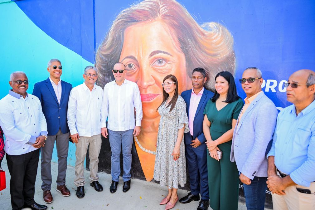 Alcaldía de Santiago inaugura el “Paseo de los Maestros” y devela mural en honor a educadores ejemplares.