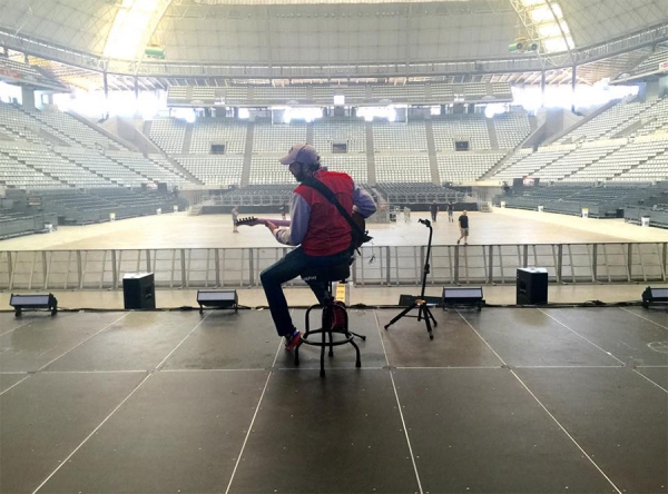 Juan Luis Guerra ensaya antes de su concierto en Madrid.