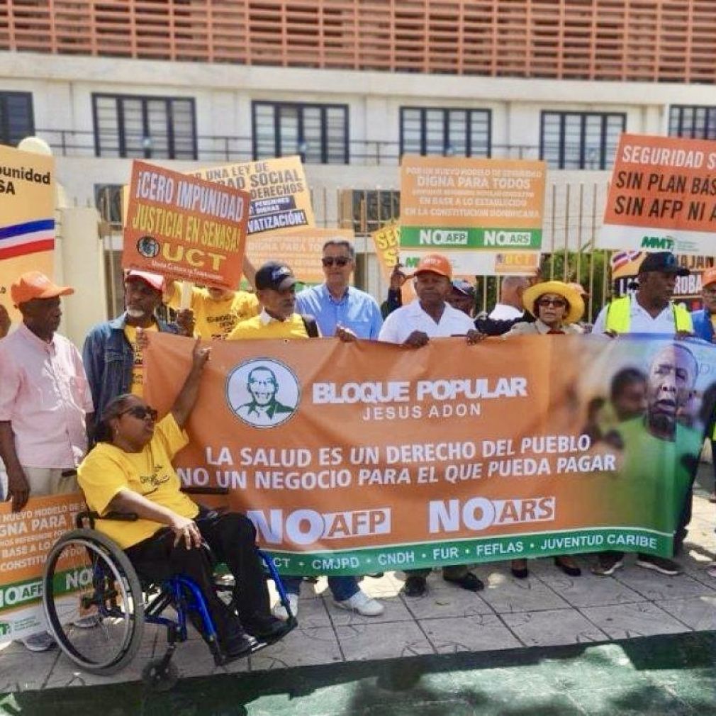 Durante la manifestación, denunciaron que el sistema de seguridad social se ha convertido en “un negocio” en beneficio de élites financieras, con la complicidad de distintos gobiernos.