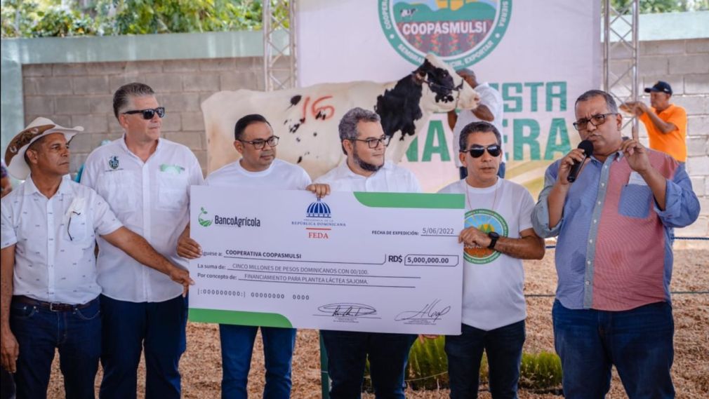 El director del FEDA, Hecmilio Galván entrega un cheque de cinco millones de pesos (RD$5,000,000) a los ganaderos de San José de las Matas en Santiago.