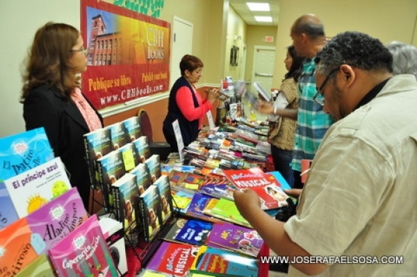 VIII Feria del Libro de Lawrence: un hito cultural  Poetas, novelistas y ensayistas leen sus obras ante un público ávido  de literatura en todas sus formas.