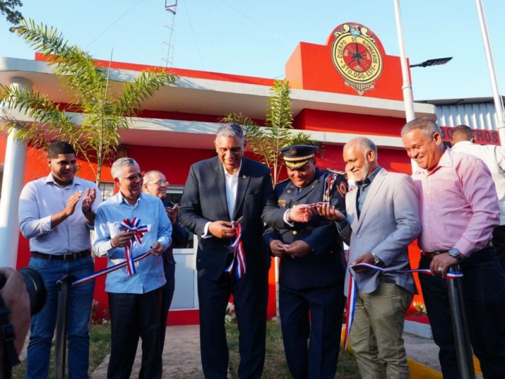 El acto de entrega de la nueva estación de bomberos fue encabezado por el alcalde Manuel Jiménez y el ministro de Interior y Policía, Jesús Vásquez.