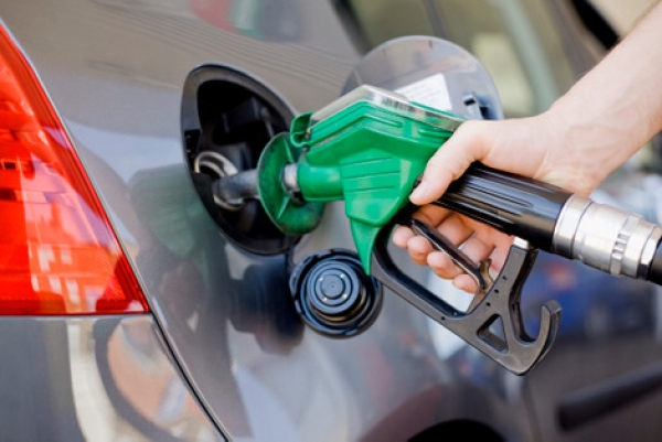 Le bajan uno y dos pesos a los combustibles