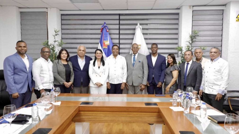 La reunión estuvo encabezada por el contralor general de la República, Félix Santana García, además de contar con la participación de Víctor D’Aza, presidente de la Liga Municipal Dominicana, y Lioncito José Sencilié, alcalde del distrito municipal Don Juan y presidente de la Federación Dominicana de Distritos Municipales (Fedodim).