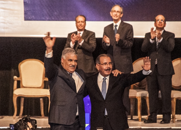 Miguel Vargas y el presidente Danilo Medina, saludan abrazados a los presentes en el acto para firmar el acuerdo histórico entre el PRD y el PLD, que llevará candidaturas comunes en todos los niveles en las elecciones del año 2016.