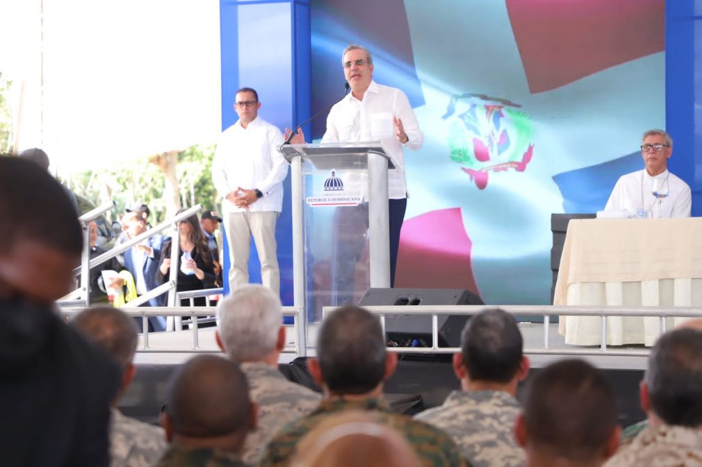 El presidente hizo la consideración durante la inauguración de los trabajos para la verja fronteriza.