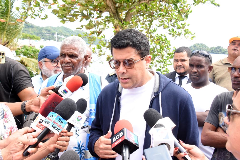 David Collado recorrió Samaná para supervisar las obras realizadas por Turismo y comprobó que el malecón no registró inundaciones.