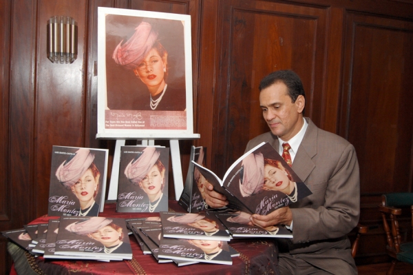Luis Dantes-Castillo autor, lee el libro escrito sobre la vida de su prima.