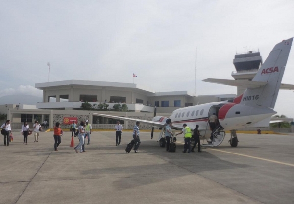 Avión con pasajeros en el Aeropuerto María Montez.