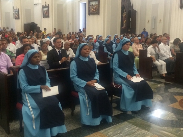 Tres de las 6 monjas consagradas en primer plano