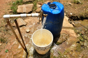 Llave de abastecimiento de agua en una comunidad rural.