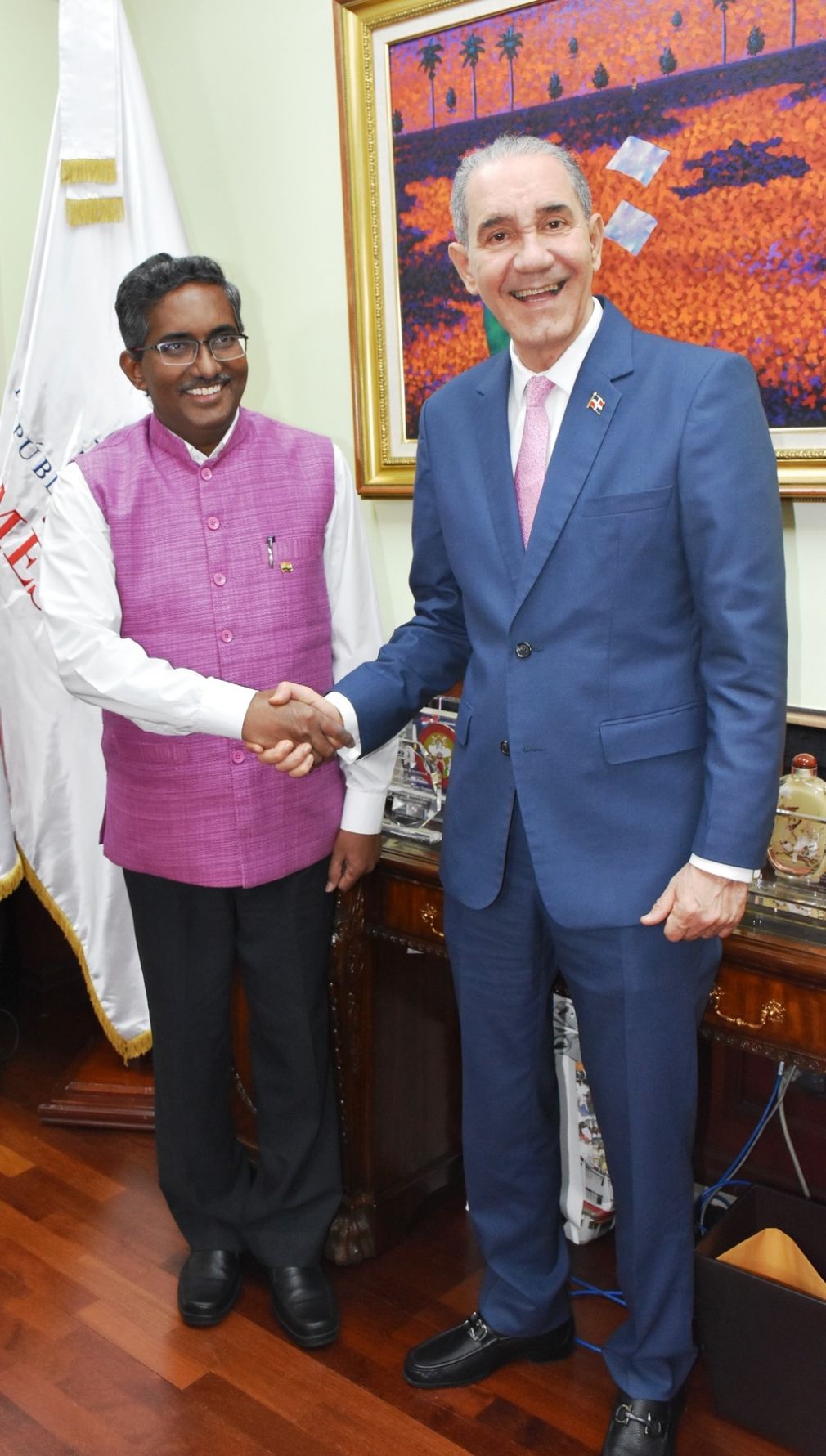 Embajador hindú, Ramu Abbugami, presenta oferta al ministro Educación Superior, Ciencia y Tecnología, Franklin García Fermín.