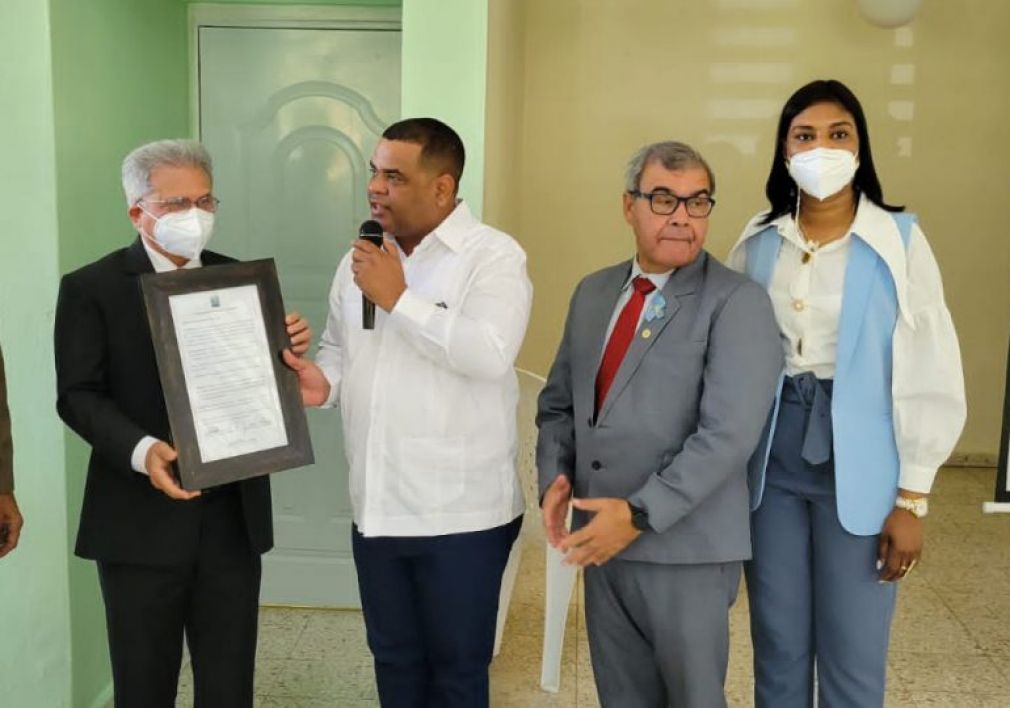 La entrega de la resolución del Ayuntamiento Municipal de Barahona al doctor Suero por parte del ejecutivo municipal, la hizo junto al presidente del CMD, doctor Senén Caba, Clemente Terrero, doña Wilita suero, tía del expresidente del CMD, la doctora Encarnación, entre otros.