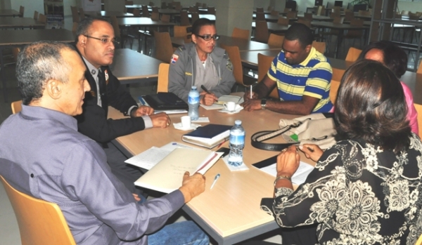UASD y PN imparten curso para beneficiar amas de casas de Villa Juana