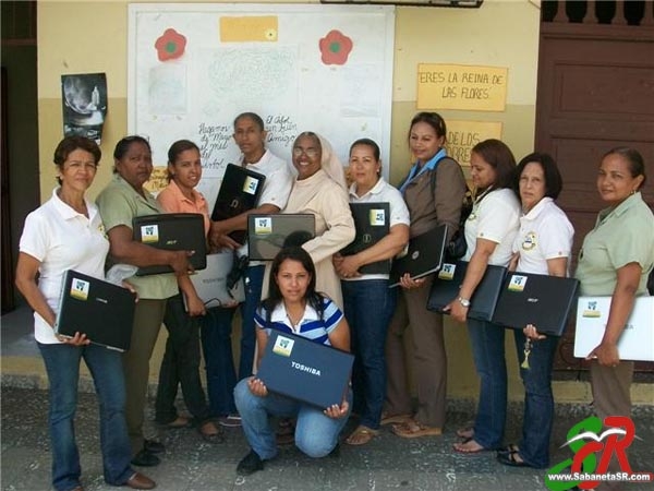 Estudiantes del Colegio Parroquial San Ignacio de Loyola con las computadoras donanadas.