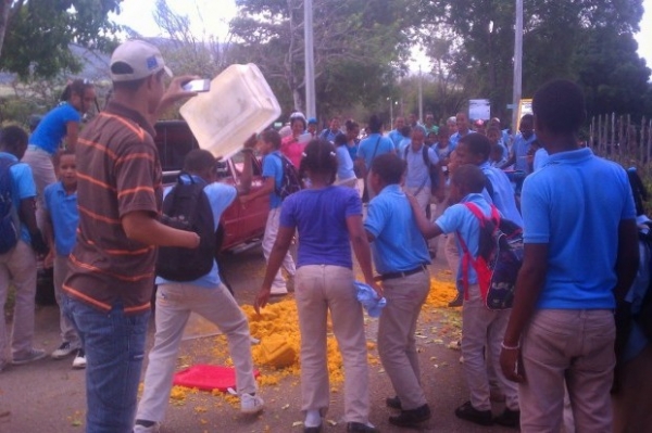 Estudiantes votan almuerzo escolar en la calle alegando “es de mala calidad”: 