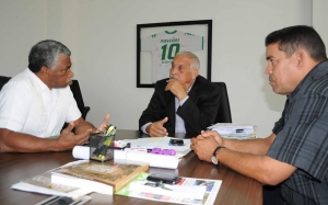 El ministro de deportes Jaime David Fernández Mirabal recibió en su despacho a Isaac Ogando y a Bebeto Florián para analizar el montaje de los Juegos Provinciales Monte Plata 2015.
