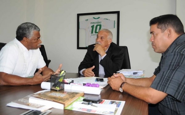 El ministro de deportes Jaime David Fernández Mirabal recibió en su despacho a Isaac Ogando y a Bebeto Florián para analizar el montaje de los Juegos Provinciales Monte Plata 2015.