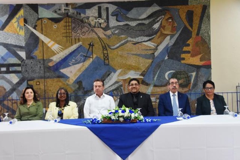 El encuentro contó con la presencia de autoridades académicas, estudiantes, egresados y personal administrativo.