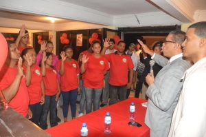Dirigente reformista Modesto Guzmán juramenta a un grupo de jóvenes en Herrera