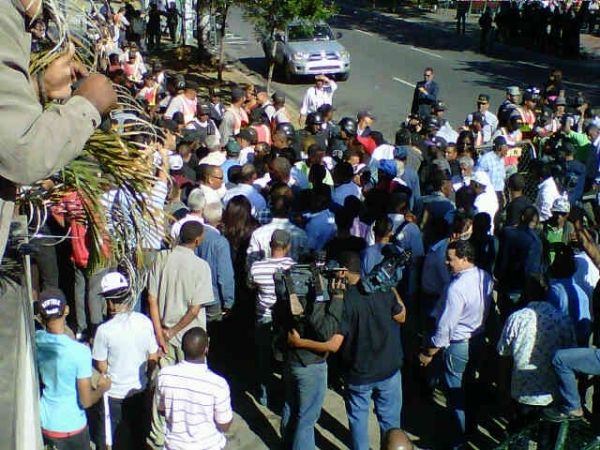En medio de tiros, sacan a la gente de Vargas Maldonado del local del PRD