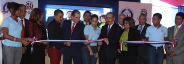 Presidente Danilo Medina entrega un liceo en Santo Domingo oeste: 
