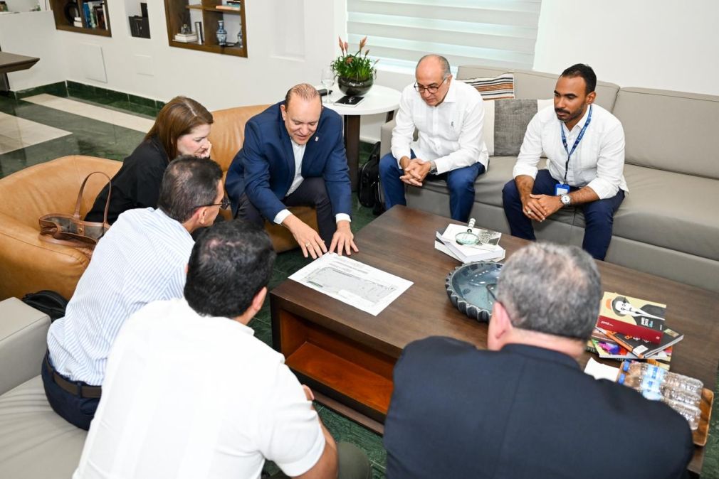 El alcalde Ulises Rodríguez firmó acuerdos con los representantes de Ágora Santiago Center.